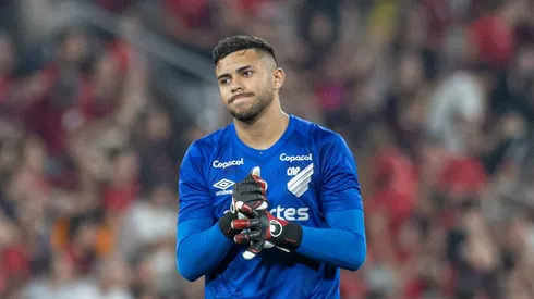 Mycael recebe 'recado' de Varini no Athletico.