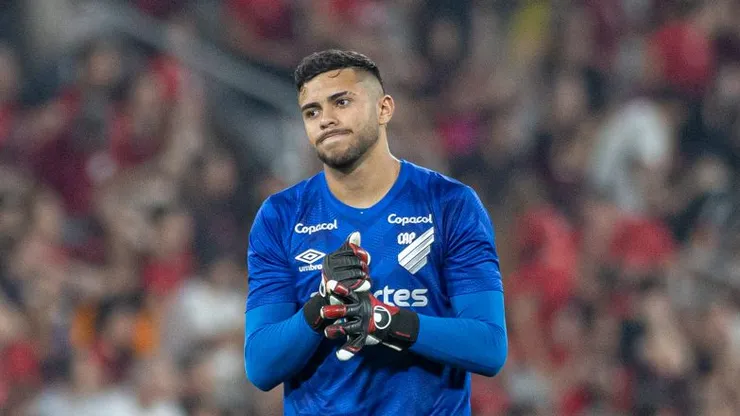 Mycael recebe 'recado' de Varini no Athletico.