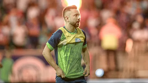 Everton Ribeiro durante confronto contra o Flamengo na Copa do Brasil de 2024.