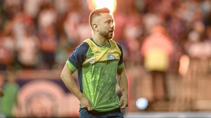 Everton Ribeiro durante confronto contra o Flamengo na Copa do Brasil de 2024.