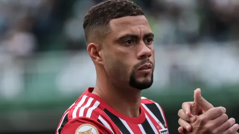 Wellington Rato jogador do Sao Paulo durante execucao do hino nacional antes da partida contra o Coritiba no estadio Couto Pereira pelo campeonato BRASILEIRO A 2023. Meio-campista virou alvo da torcida