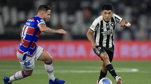 Almada jogador do Botafogo durante partida contra o Fortaleza ( Foto: Thiago Ribeiro/AGIF)