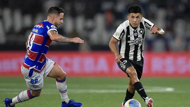 Almada jogador do Botafogo durante partida contra o Fortaleza ( Foto: Thiago Ribeiro/AGIF)