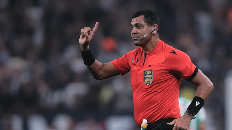 O árbitro Wagner do Nascimento Magalhães durante partida entre Corinthians e Juventude no estádio Arena Corinthians pelo campeonato Copa Do Brasil 2024. Foto: Ettore Chiereguini/AGIF