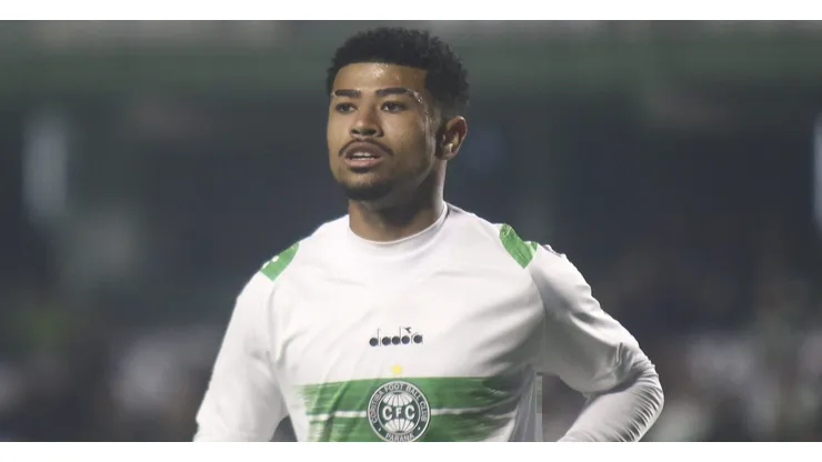 Lucas Ronier jogador do Coritiba durante partida contra o Mirassol no estadio Couto Pereira pelo campeonato Brasileiro B 2024.