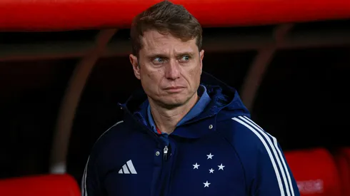 Fernando Seabra técnico do Cruzeiro durante partida contra o Internacional no estádio Beira-Rio pelo campeonato Brasileiro A 2024. Foto: Maxi Franzoi/AGIF