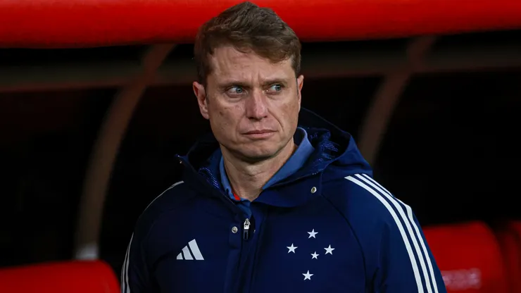 Fernando Seabra técnico do Cruzeiro durante partida contra o Internacional no estádio Beira-Rio pelo campeonato Brasileiro A 2024. Foto: Maxi Franzoi/AGIF
