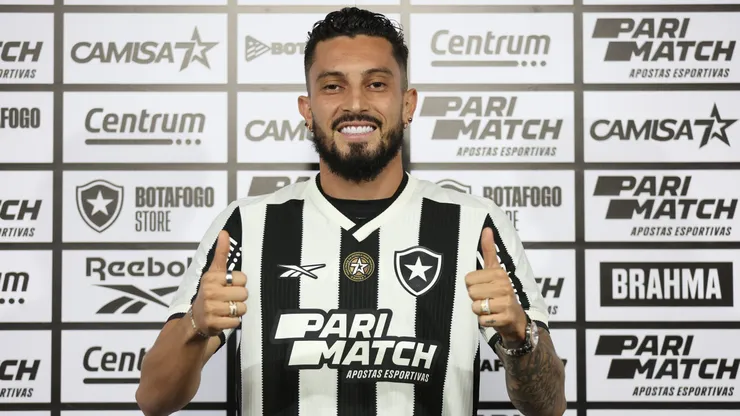 Alex Telles em sua apresentação oficial no Botafogo.