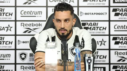 Foto: Vitor Silva/Botafogo – Alex Telles em entrevista coletiva de apresentação no Botafogo.