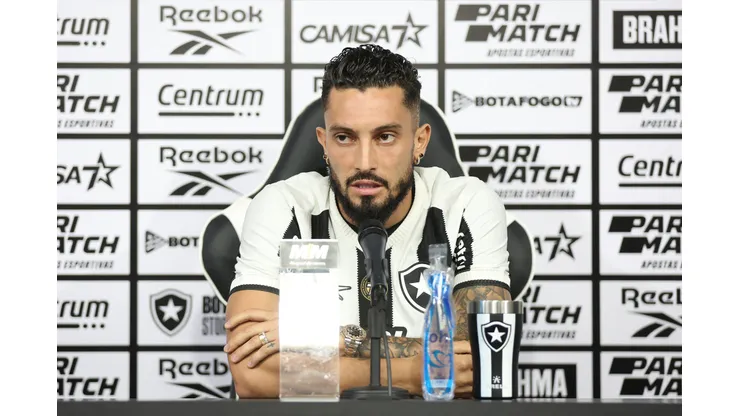 Foto: Vitor Silva/Botafogo - Alex Telles em entrevista coletiva de apresentação no Botafogo.