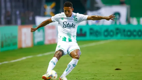 João Lucas durante confronto contra o Grêmio no Campeonato Gaúcho de 2024.