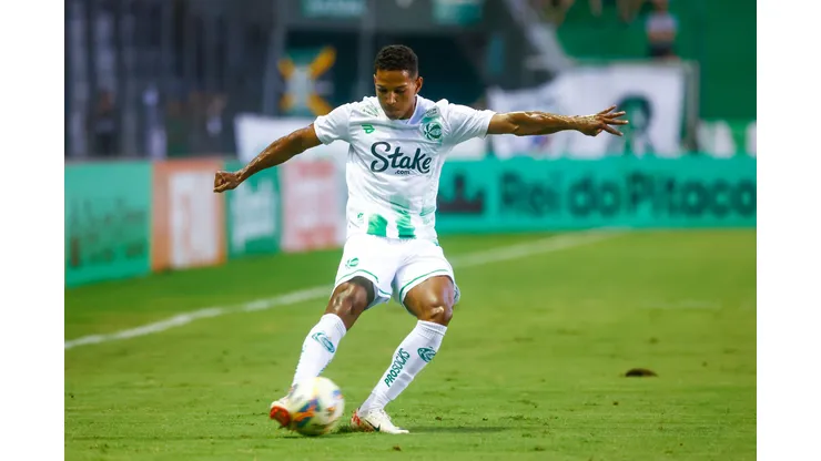 João Lucas durante confronto contra o Grêmio no Campeonato Gaúcho de 2024.
