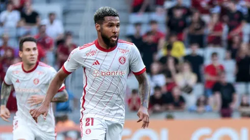 Wesley jogador do Internacional durante partida contra o Athletico-PR no estadio Arena da Baixada pelo campeonato Brasileiro A 2024.