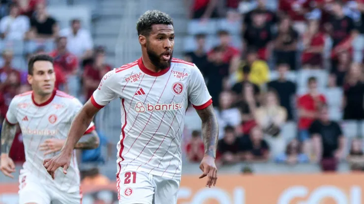 Wesley jogador do Internacional durante partida contra o Athletico-PR no estadio Arena da Baixada pelo campeonato Brasileiro A 2024.