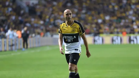 Dudu, lateral-direito do Criciúma, atuando contra o Vasco, no Heriberto Hülse.