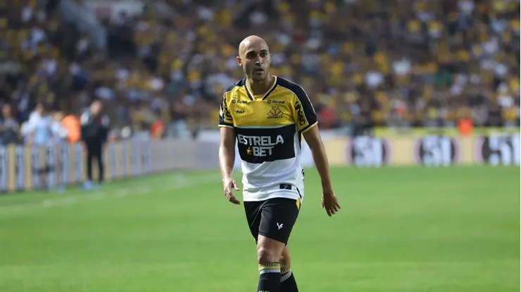 Dudu, lateral-direito do Criciúma, atuando contra o Vasco, no Heriberto Hülse.