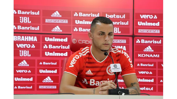 Foto: Divulgação/Internacional - Bruno Gomes durante coletiva de apresentação no Inter.