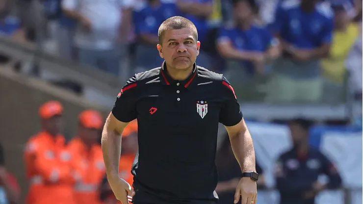 Umberto Louzer, técnico do Atletico-GO, durante partida contra o Cruzeiro no Mineirão, pelo Campeonato Brasileiro.