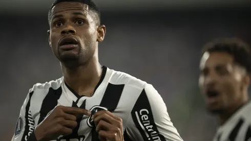 Júnior Santos durante confronto contra a LDU na Libertadores 2024.