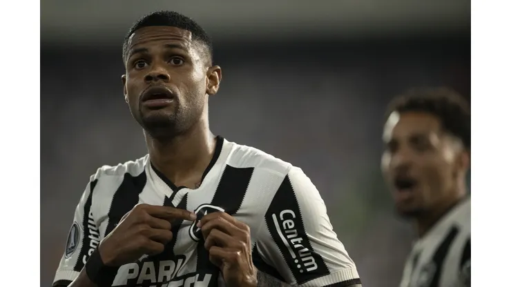 Júnior Santos durante confronto contra a LDU na Libertadores 2024.