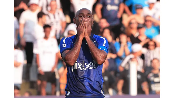 Vagner Love durante confronto contra o Santos na Série B de 2024.