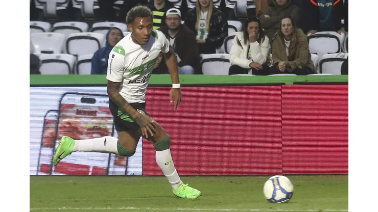 Wesley Pomba durante confronto contra o Vila Nova na Série B de 2024.