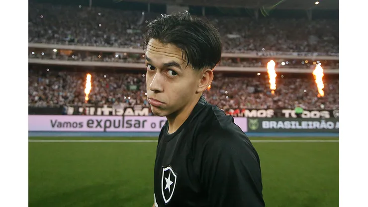 Foto: Vitor Silva/Botafogo - Segovinha durante confronto contra o Bragantino no Campeonato Brasileiro de 2023.