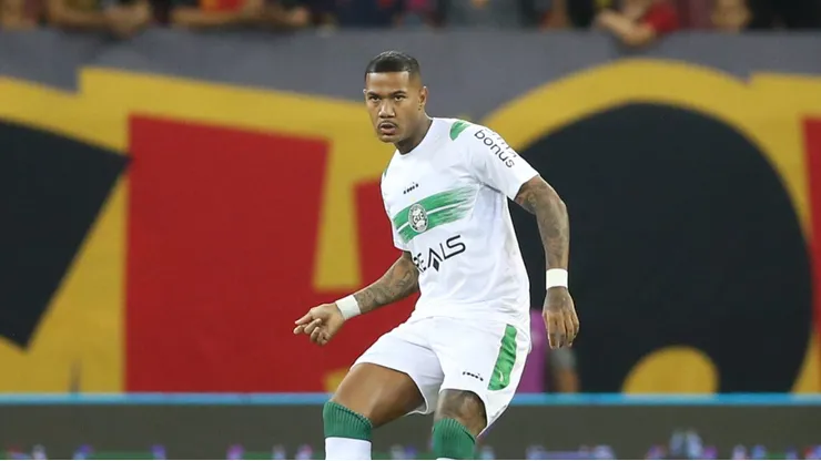 Zé Gabriel, jogador do Coritiba, durante a partida contra o Sport na Arena de Pernambuco, pela Série B.
