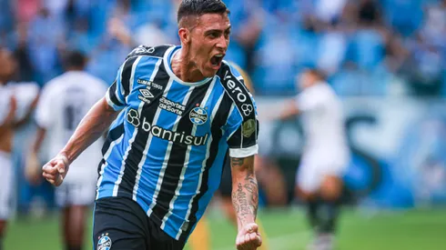 RS – PORTO ALEGRE – 17/02/2024 – GAUCHO 2024, GREMIO X SANTA CRUZ-RS – Cristian Pavon jogador do Gremio comemora seu gol durante partida contra o Santa Cruz-RS no estadio Arena do Gremio pelo campeonato Gaucho 2024. Foto: Maxi Franzoi/AGIF
