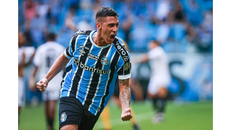 RS - PORTO ALEGRE - 17/02/2024 - GAUCHO 2024, GREMIO X SANTA CRUZ-RS - Cristian Pavon jogador do Gremio comemora seu gol durante partida contra o Santa Cruz-RS no estadio Arena do Gremio pelo campeonato Gaucho 2024. Foto: Maxi Franzoi/AGIF