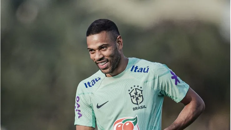 Renan Lodi foi procurado pelo São Paulo.