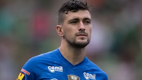 Arrascaeta com a camisa do Cruzeiro durante confronto contra o América-MG no Campeonato Brasileiro de 2018.