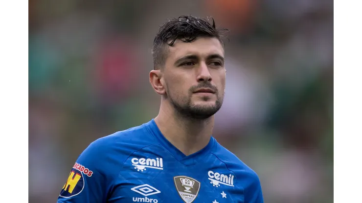 Arrascaeta com a camisa do Cruzeiro durante confronto contra o América-MG no Campeonato Brasileiro de 2018.