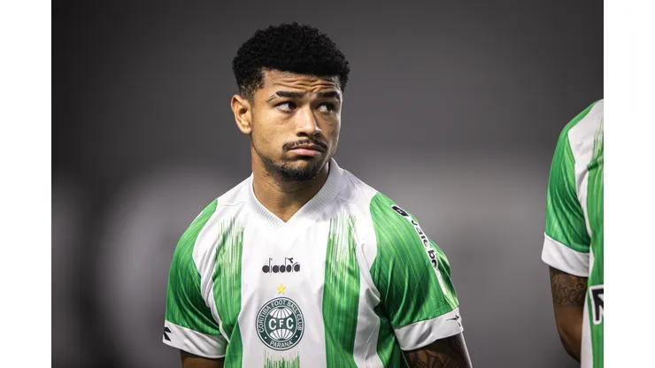 Lucas Ronier durante confronto contra o Santos na Série B de 2024.