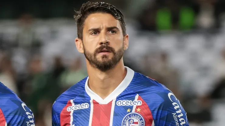 Everaldo jogador do Bahia durante execucao do hino nacional antes da partida contra o Coritiba no estadio Couto Pereira pelo campeonato Brasileiro A 2023. Centroavante não vive grande fase