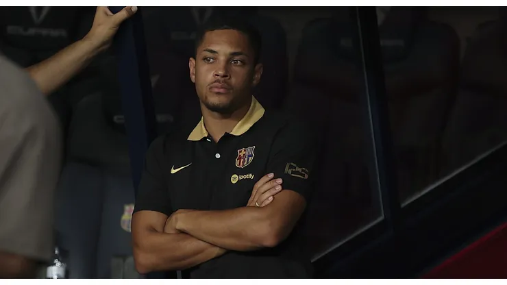 Vitor Roque acompanhando partida amistosa entre Barcelona e Mônaco em agosto de 2024.