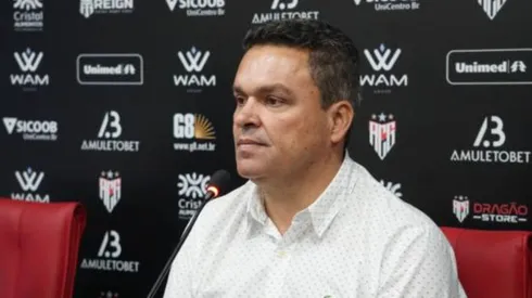 Adson Batista durante coletiva de imprensa pela Atletico-GO. Foto: Reprodução site oficial Atlético-GO