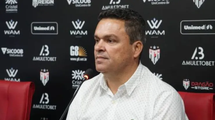 Adson Batista durante coletiva de imprensa pela Atletico-GO. Foto: Reprodução site oficial Atlético-GO