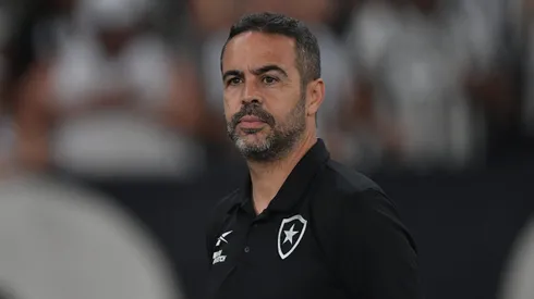 Artur Jorge, técnico do Botafogo, durante partida contra o Atletico-MG no Nilton Santos, pelo Campeonato Brasileiro.