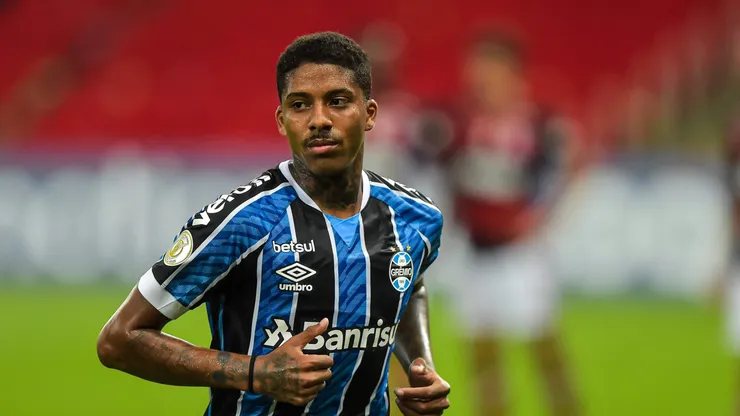 Jean Pyerre jogador do Gremio durante partida contra o Flamengo no estadio Maracana pelo campeonato Brasileiro A 2020. Meio-campista vive momento complicado