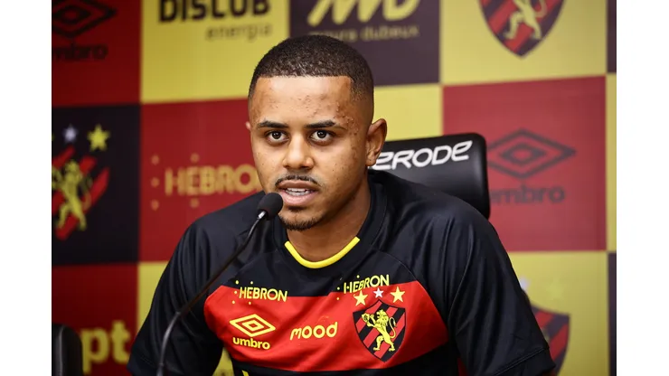 Foto: Paulo Paiva/Sport Recife - Vinícius Faria durante entrevista coletiva no Sport.