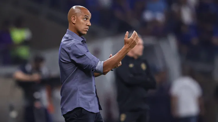Pepa, novo técnico do Sport, comandando o Cruzeiro contra o Corinthians no Mineirão, pelo Campeonato Brasileiro de 2023.