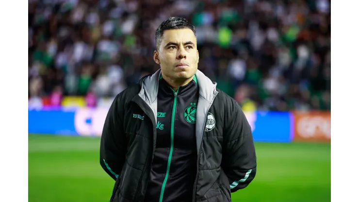 Jair Ventura durante confronto contra o Internacional no Campeonato Brasileiro de 2024.