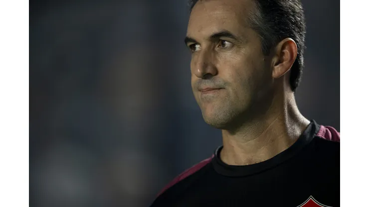 Léo Condé, na passagem pelo Vitória, durante confronto contra o Vasco na Série A de 2024.