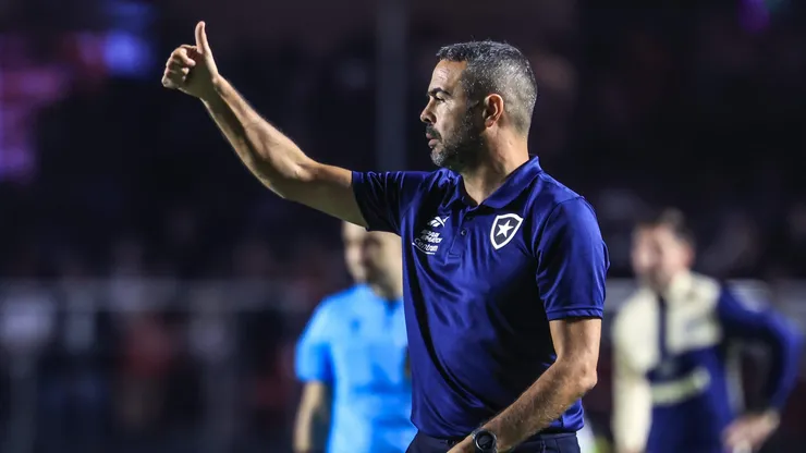 Artur Jorge, técnico do Botafogo, durante partida contra o São Paulo no MorumBis, pelo Campeonato Brasileiro.