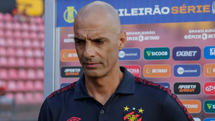 César Lucena técnico do Sport durante partida contra o Sampaio Corrêa no estádio Ilha do Retiro pelo campeonato Brasileiro B 2023. Foto: Rafael Vieira/AGIF
