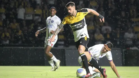 Felipe Vizeu durante confronto contra o Bahia na Copa do Brasil de 2024.