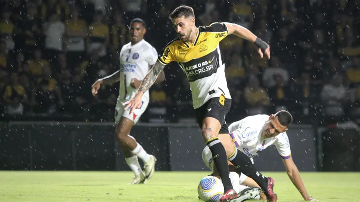 Felipe Vizeu durante confronto contra o Bahia na Copa do Brasil de 2024.
