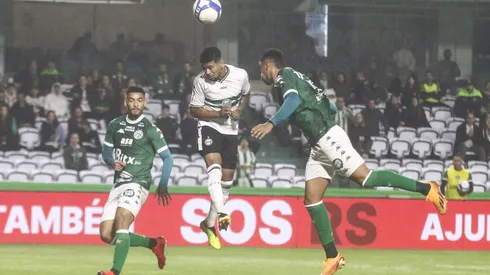 Lucas Ronier jogador do Coritiba disputa lance com Lucas Adell jogador do Guarani durante partida no estádio Couto Pereira pelo campeonato Brasileiro B 2024. Foto: Gabriel Rosa Machado/AGIF