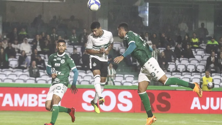 Lucas Ronier jogador do Coritiba disputa lance com Lucas Adell jogador do Guarani durante partida no estádio Couto Pereira pelo campeonato Brasileiro B 2024. Foto: Gabriel Rosa Machado/AGIF